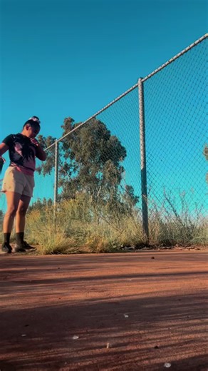 Die afgelope Saterdag het ons netbalspan ‘n uitreik program gehad waar ons een van ons plaaslike skole se netbalvelde skoongemaak het . Hier is kort snippets van hoe ek ‘n graaf - iets waarmee ek nie kan werk nie - vasgehou het en geskoffel het . Die was ‘n ervaring wat ek nooit gedink het , ek sal beleef nie 🤣. Ek sukkel nog met lyfseer , maar ek sou dit nie anders verkies nie . Dankbaar dat my twee hande iets vir die gemeenskap kon beteken! 🤭🔥🙏🏽 #PMGFirebirdsOutreach #FYP #TikTokSA