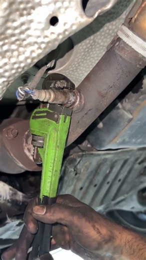 Best technique for removing stuck O2 Sensor #shortsfeed