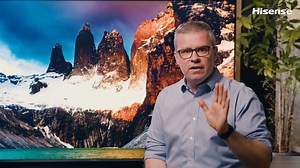 Im Vergleich zu herkömmlichen LED-Fernsehern haben Mini-LED-Fernseher wie unser U9 tiefere Schwarztöne und bessere Kontrastswerte.😍 Aber was genau ist Mini-LED eigentlich? 🧐 Mini-LED ist eine Bildschirmtechnologie, die Tausende von LED-Leuchten verwendet, die kleiner sind als bei herkömmlichen LED-Fernsehern. Dies ermöglicht strahlendere Bilder, stärkere Kontraste und tiefere Schwarztöne. Außerdem nehmen sie weniger Platz ein und ermöglichen noch dünnere Fernsehgeräte. 👌 | Hisense