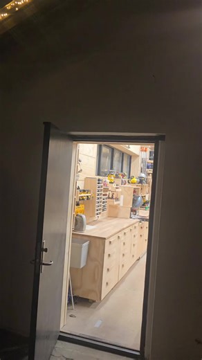 cleared out as much as I can, to make space for flooring i Will hopefully install 29th, heater Will be installed tomorrow, and as I had the opportunity i mapped out and visualised the stairs i Will be doing in our basement with 2 fewer steps 😅 im putting strips of 12mm plywood below the 15mm ash pacquet flooring, do i need to put a vapor barrier of sorts on the concrete or not, what would you Guys recomment ? #garage #workshop #woodworking #bluecollar #renovation