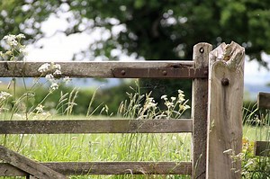 How To Hang A Farm Gate On A Slope? — Farm & Animals
