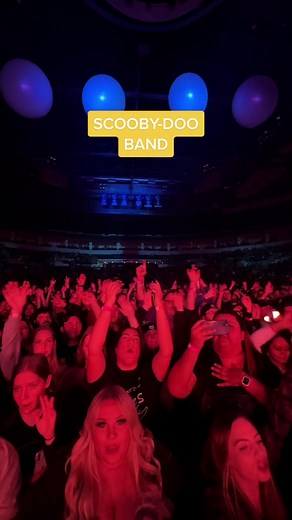 Who’s stoked to hear we’re playing Scooby-Doo on this tour across Canada?!🐶😃 #simpleplan #band #poppunk #scoobydoo #tour #canada #throwback #millennial