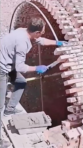 Bricklaying process of semi-circular building
