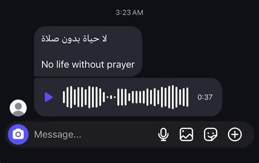 الصلاة ليست عادة يومية، بل موقف وجودي. هي اللحظة التي يقف فيها الإنسان بلا وسائط أمام خالقه، فيتجرد من ضجيج الدنيا ومن ادعاء القوة. من ضيّع الصلاة لم يضِع وقتًا فقط، بل أضاع بوصلة القلب. ومن حافظ عليها لم تَعِده بزوال الهموم، لكنها علّمته كيف يحملها بثبات. الصلاة تربي الصبر، وتكسر الغرور، وتعيد ترتيب الأولويات. حين تسجد، أنت لا تهرب من الواقع، بل تعود إليه أكثر وعيًا. خمس صلوات ليست عبئًا على اليوم، بل حماية له. ومن أراد أن يعرف مكانته عند الله، فلينظر إلى مكانة الصلاة في حياته. #الصلاة #القران_