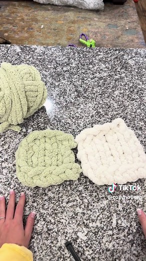 Side by side of the “skip a loop” method and the normal method! I always do skip a loop on my blankets☺️ #blanketmaking #handmadeblanket #blanketmakingtutorial