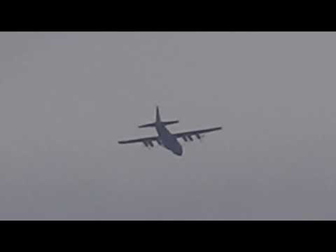 轟音を響かせ上空を飛行した、4発のプロペラ機。