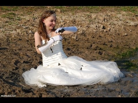Trash the dress: Mandy in weddingdress on mudmodels.com