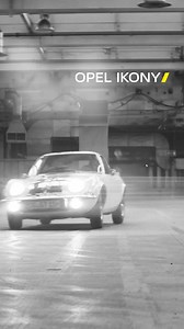 Opel GT (1968–1973) 💛 Ikonický sportovní vůz si získal srdce fanoušků svým elegantním designem inspirovaným americkými "muscle cars" a přezdívkou „baby Corvette“. 🚘 Pod kapotou nabízel čtyřválcové motory 1.1 a 1.9 l, které zajišťovaly skvělý výkon a zábavu za volantem. Výroba skončila v roce 1973, ale Opel GT dodnes zůstává symbolem stylu a svobody na silnici. 🛣️ | Opel