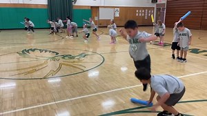 A great little cooperative noodle activity to develop jump rope timing and jumping skills, along with coordination and teamwork. We could add in general fitness skills too there of course - it looks as though it is pretty aerobic 😅 Students move across the floor by working together to turn and jump over the pool noodle. Be mindful that jumping is an explosive skill and very tiring for young children to repeat across long distances. Change partners and vary jumping distances to be more inclusive