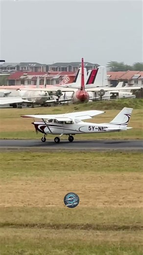 The 172 on touch and go practice aiming to perfect the landings. 👌🏾