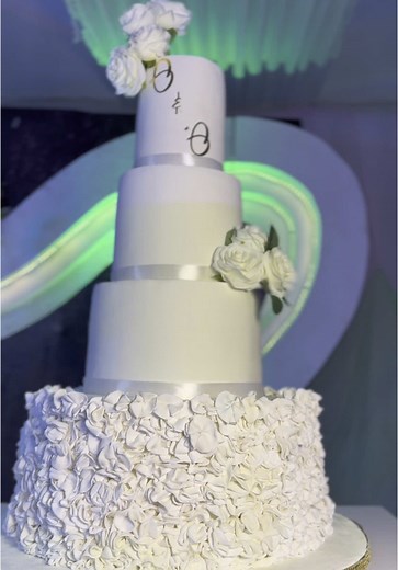 Let set us this beautiful cake together ❤️😍 #OlaWunmi2025 Don’t forget to book us for your celebration’s 😁🥰💯we’re very good at what we do💯💯 #cake #weddingcake #cakeinosun #osogbobaker #cakedecorating #fypシ゚ #viralvideos