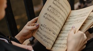 What Does 4/4 Mean in Music? Songs & Examples of the Time Signature