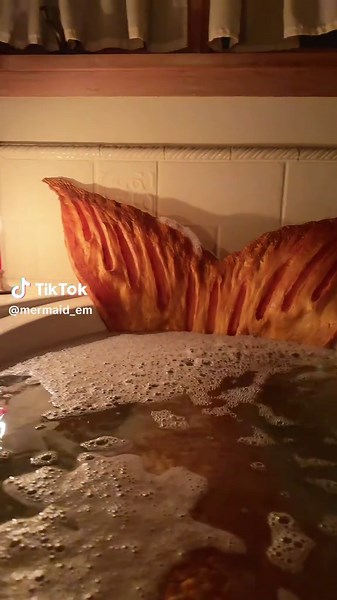 I like being a mermaid, until it’s bath time 🧜‍♀️🛁🫧 #h2ojustaddwater #h20justaddwater #makomermaids #moonpool #makoisland