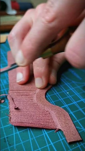 Using a french skiver to skive down a long t-pocket - leathercraft