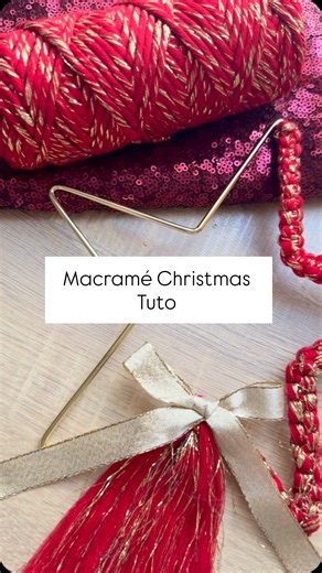 Eshop fil pour macramé en France on Instagram: "🎄 Nouveau tuto macramé spécial Noël ! Une petite étoile toute simple à réaliser… et tellement mignonne ✨ Vous pouvez la tisser tout autour de l’étoile ou seulement la moitié, comme moi. Personnellement, j’adore le rendu 🤍 Et vous, qu’en pensez-vous ? Souhaitez-vous d’autres tutos dans ce style ? 💬 #macramechristmasdecor #macramediy #macramepattern #macramechristmas #macrametutorial"