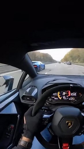 Lamborghini Huracan vs Bugatti Chiron 🔥 | Hit Land