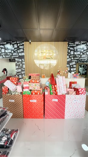 Chuy Rmz on Instagram: "📍 522 E Business 83, Donna, TX 78537 🎄 TOY DRIVE & GRAND OPENING 🎁🔥 ESTE DOMINGO 21 DE DICIEMBRE | 12 PM CENTRO ⏳ Los esperamos este domingo en la tiendita de CHUYRMZ para nuestro 4th Annual Toy Drive y el Grand Opening. Evento 100% familiar y completamente gratis. 🙌 Qué va a haber? 🎁 Más de 1,000 juguetes para la comunidad 🚲 100 bicicletas para estudiantes con calificaciones A 📄 Traer report card (bicicletas limitadas) 🎅 Fotos con Santa Claus 🛻 Písale a la Baby