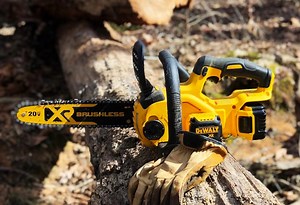 7 BEST Battery Powered Chainsaw Reviews: COMPARE Prices!