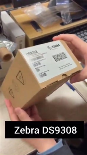 Zebra DS9308-SR Lecteur de code barre fixe 1D/2D LED Le DS9308 est un scanner de présentation 1D/2D de taille compacte doté d'une esthétique élégante et s'adapte à n'importe quel environnement. Son balayage rapide est le meilleur de sa catégorie autant sur sa vitesse et ses performances pour lire les codes-barres difficiles réduisant les files d'attente lors des passages en caisse. La conception durable est conçue pour résister aux chutes, aux chocs et aux éclaboussures qui se produisent chaque 