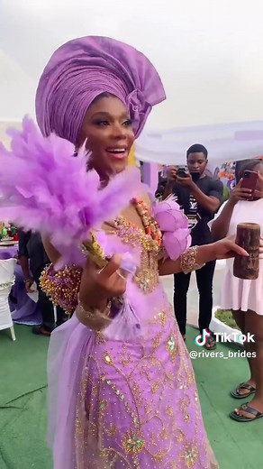 Off to find her husband, according to Ekpeye traditionIt's an Ekpeye Yoruba Union#AkinniMELive coverage @riversbridesBride @doctorume @umenitaPlanner @ceomautrendMakeup @debztouchHair @omiibyomiiDecoration @mautrendbridals_eventsCaterer @rite_ kitchenUshers @officialjummy_james #RiversBrides