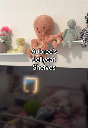 Her room is so perfect and so her. 🩷 I love watching her room grow with her. @Jellycat @target #momlife #lifewithkids #mommydaughter #girlsroom #jellycat