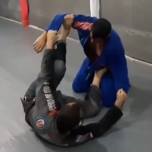 21 reactions · 6 comments | Easy and attractive spider guard sweep with a Granby roll that lands you directly in a strong side control. Credit: @danilosouzabjj | Jiu Jitsu Legacy | Facebook