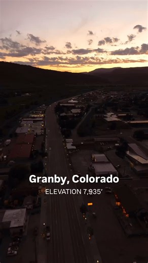 At an elevation of 7,935 feet, Granby, Colorado, is a true Rocky Mountain small town. It is nestled in a valley where the Fraser and Colorado Rivers meet, offering a stunning landscape and an abundance of outdoor activities. Known for its small-town charm and a rich history as a railroad and ranching community, it serves as a year-round basecamp for adventure. You can even arrive by train, as the historic Amtrak California Zephyr line runs right through town. 🎥 @frankiespontelli & @manentephoto