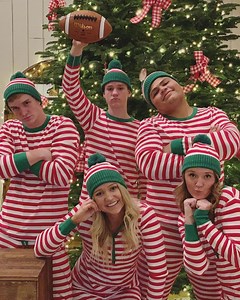 These Cute Christmas Card Photo Ideas Capture the Heart of the Holidays