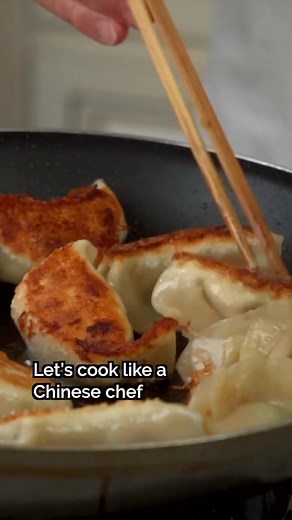 Here’s how to get the crispiest, chewiest potstickers! 🥟 Daddy Lau uses a careful mix of steam-frying to achieve that perfect golden brown 🤩