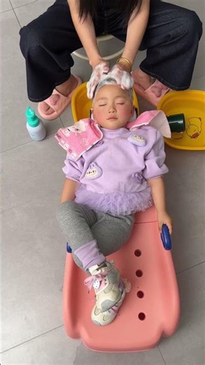 This baby's safe shampoo chair is so safe!! #FunFamily #HomeEssentials