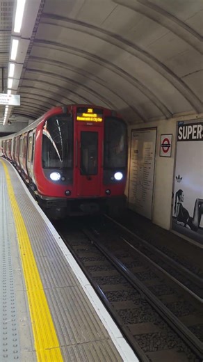 Hammersmith and city line train arriving