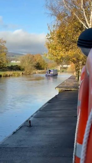 Reversing on the canal takes a bit of practice, and every boat behaves differently. With a basic understanding of what the prop and rudder are doing under the water, it is possible to steer in reverse — even if only in a limited way. Wind, water flow, prop walk and what’s beneath the surface all play a part (unless you’ve got bow thrusters, of course 😉). Frayed Knot needed a refuel and a scrub on the side we can’t reach from the marina, so a steady reverse out to the service jetty was the quick