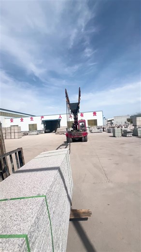Granite slabs are being loaded into containers. With our own quarries, the diligence of the Chinese people, and the advantageous location near the port, our stone products not only boast high quality and excellent cost performance but also enjoy significantly lower transportation costs. This is perhaps what we Chinese often refer to as