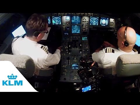 How pilots communicate with Air Traffic Control | Cockpit Tales | KLM