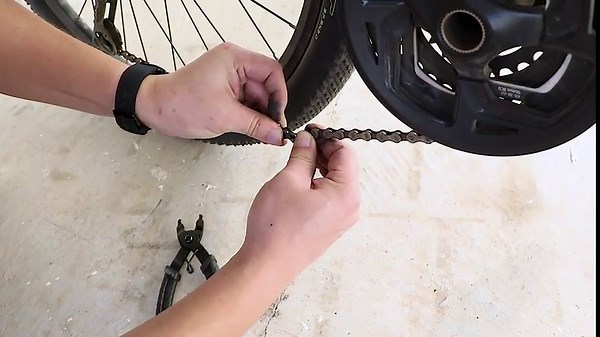 Oumers Bike Master Link Plier Tool, 2 in 1 Bicycle Chain Quick Link Opener-Closer Remover Compatible with All Speed Chain Repair