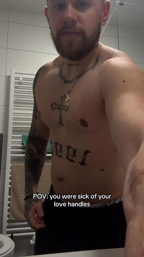 Here are my top 3 tips that helped me finally lean them out 👇 1️⃣ Strength train 4–6x/week — focus on progressive overload, not endless cardio. 2️⃣ Stay in a mild calorie deficit (crash diets don’t work long term). 3️⃣ Keep your NEAT high — steps, Stairmaster, just move more every day. If you’re tired of fighting your love handles and want a real plan that works, check out my JMOCH Fitness App 💪 use code LOVEHANDLES for 30% off. (Link in bio) | Jay Moch