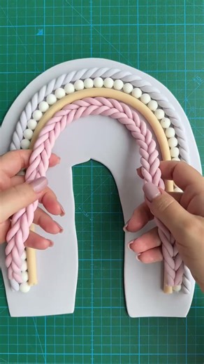 Let’s make this cute fondant rainbow together in 30 sec. !!! 🌈😇#fondanttutorial #fondantfancies