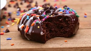 13K views · 281 reactions | Donuts are just plain fun to eat. Whether it is the yeasty kind, old-fashioned cake kind, or these light and baked ones. Doesn't matter, they just make you feel so happy inside! Honey these Baked Chocolate Donuts are the perfect thing for those extra chocolatey cake fixes. So delicious and only take 6 minutes to bake!! What ya waiting for!? Get Recipe:https://divascancook.com/chocolate-baked-doughnuts-recipe-homemade/ | Divas Can Cook | Facebook