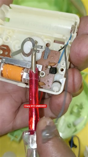 what's inside a quarts clock #shorts #clock #watches #mechanicalwatch #coolgadgets #trending #craft