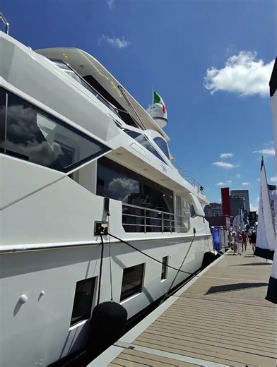 Azimut Grande 32M – Palm Beach Boat Show Walkthrough | YachtBuying101.com