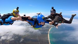 New skydivers all experience some degree of sensory overload, so instructors use hand signals to help communicate real-time feedback, reminders and instructions in freefall 👌 Some signals are more important than others. Who remembers what ✊ means?! 🎥 via Skydive Oz, Skydive Byron Bay & SA Skydiving | Australian Parachute Federation