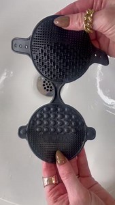 18 reactions | Clean brushes never looked so good, thanks to the Sigma Palmat®! 﫧 This 2-in-1 product allows you to wash your brushes easily by suctioning it to your sink or fastening it to your palm! Which way do you prefer!? PRO TIP: Use the Sigmagic® Brushampoo™ Foam to easily scrub away product build-up, oil and remove even the worst of stains!  Now available at https://bit.ly/3RMtVxi ✨ | Sigma Beauty | Facebook