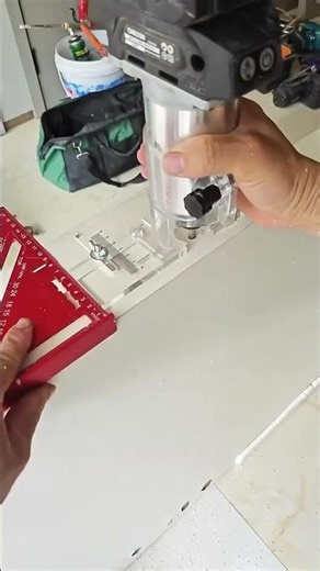 Hinge milling with side-opening hinge is fast and standardized