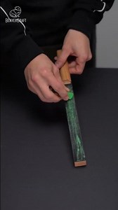 Learn the correct applying a polishing compound to a leather strop with this simple guide 👐