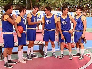 Los Tigres siguen disputando el partido contra los Halcones. Víctor juega en reemplazo de Arán, y pide cambiar de estrategia de juego justo cuando llega Arán y ve que está ocupando su lugar. En vez de estar agradecido le echa en cara que hace jugando en su equipo. Sheryl le dice lo egoísta y desagradecido que es. Que jamás tiene una actitud amable hacia Víctor. Arán no quiere que Víctor quede bien ante su novia Sheryl. Y le pide que salga del equipo porque ya está él y Gustavo para jugar. Víctor