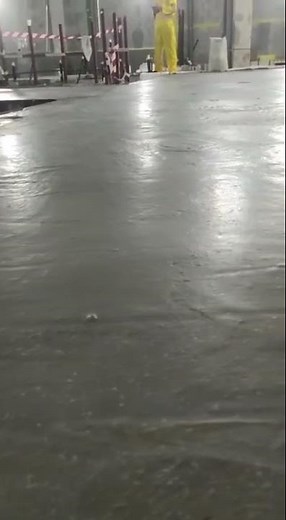 Lightweight concrete floor screed with low density but strong enough