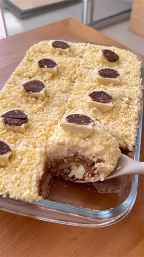 Nany on Instagram: "Pavê de Bombom Ouro Branco pra sua Sobremesa de Nataaal gente 🎄🤩 Creme Branco: ▫️1 cx de leite condensado ▫️1 cx de creme de leite ▫️2 medidas da cx de leite condensado, de leite ▫️2 colheres de amido de milho ▫️Essência de baunilha se quiser Brigadeiro 🍫 ▫️1 cx de leite condensado ▫️2 cx de creme de leite ▫️1 colher de chocolate em pó ▫️1 colher de margarina Para Rechear: ▫️3 pacotes de bolacha maisena (mais o leite que vai molhar elas) ▫️15 bombons (10 pro recheio) e gra