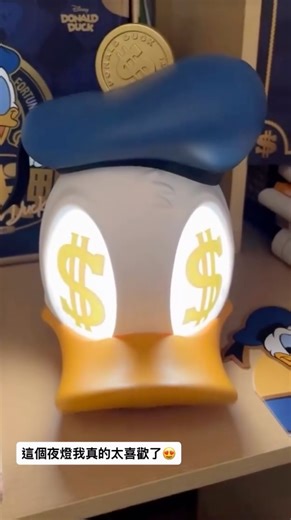 Famous 高雄 on Instagram: "FAMOUS預訂// 迪士尼正版授權 唐老鴨 有錢鴨🤑夜燈 金幣按壓聲實在太療癒！！！開關燈我能玩一整晚 帽子上還有音樂開關 也太好玩了吧😍 這個我必須收藏！！！ 尺寸：23cm 價格：$1xxx元 預計到貨日：結單後約2-3週 ✉️留言或表情符號 小編私訊給您 請詳閱以下內容再下單訂購商品 ✅商品細節如廠商有任何更改，恕不另行通知 ✅商品到貨時間依原廠實際發貨時間為準 廠商可能因產線出現問題/訂單過量都有可能延誤出貨，數個月至半年以上皆都有可能發生，若要在某節日/日期送禮請勿下單預訂商品。 ✅圖片皆是廠商示意圖，與最終完成產品或會有些許分別。 ✅GK/收藏商品多採手工上色製作，如有塗裝差異/溢色，些微做工瑕疵以上不提供退換貨，如有細微差異屬正常現象。 ✅不保證運輸途中能提供完整盒裝完整，如有外盒受損不得要求減低價金或是退換貨。 ✅到貨通知後未訂金物品保留三天，已付訂金保留一個月，超過時間物品得以轉售，訂金不退還。 ⚠️如下訂商品表示以上條件均接受"