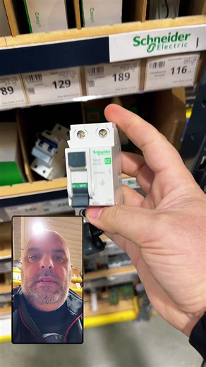 Cât costă, de fapt, siguranța ta? Tablou electric complet sub 500 lei⚡️👷🏼‍♂️⚡️ Tot aud în comentarii că nu vreau siguranța oamenilor, ci „să le iau banii”. Așa că am decis să facem un exercițiu simplu, la vedere, direct din magazin, fără distribuitori, fără reduceri speciale, fără povești. Am intrat într-un magazin de tip Brico Depot (ca să nu mai aud că fac reclamă la Dedeman) și am pus pe masă minimul necesar pentru un apartament obișnuit: – un cofret de tablou electric, 12 module – o protec