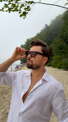 DAMIAN TKACZUK on Instagram: "Nie ma to jak wakacje nad naszym pięknym morzem ❤️ A podczas nich oczywiście nie możemy zabraknąć parawanów, mrożonych zapiekanek czy… przerażających cen  To jak, gdzie w tym roku będziecie spędzać swój urlop - w Polsce czy za granicą? A może już gdzieś byliście? "